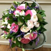 Красивый букет с ранункулюсами