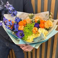 Яркий букет с дельфиниумом – роскошная цветочная композиция Яркий букет с дельфиниумом – роскошная цветочная композиция