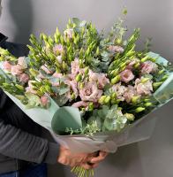 Букет эустома и эвкалипт