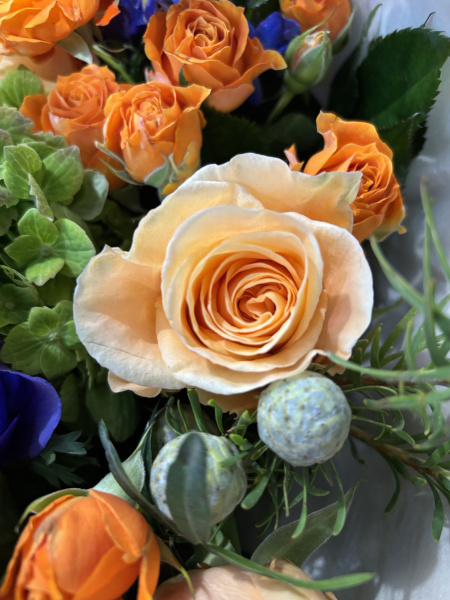 Яркий букет с дельфиниумом – роскошная цветочная композиция