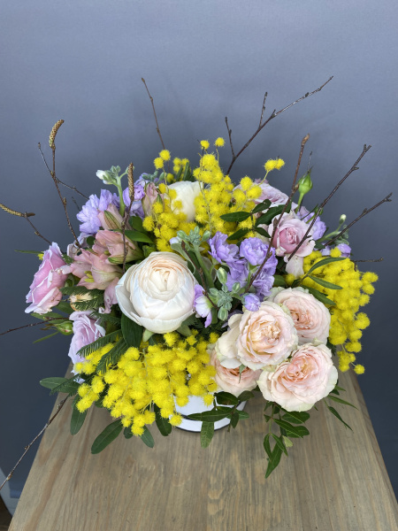 Цветочная композиция в коробке "Весна"