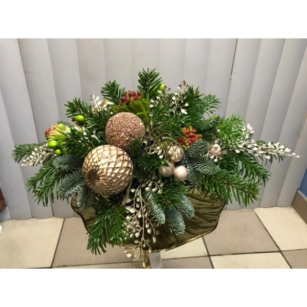 Новогодняя композиция из живой хвои с декором