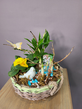 Композиция с птичкой в корзинке