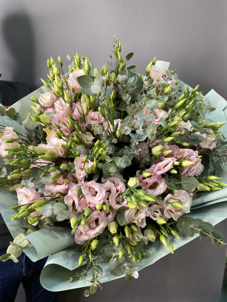 Букет эустома и эвкалипт