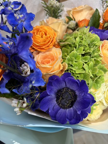 Яркий букет с дельфиниумом – роскошная цветочная композиция