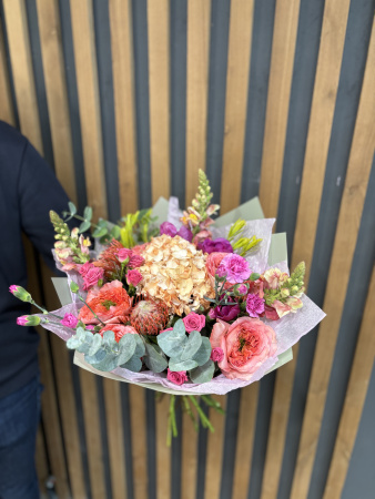 Букет с гортензией и антиринумом