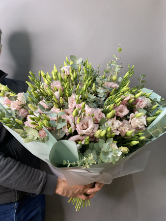 Букет эустома и эвкалипт