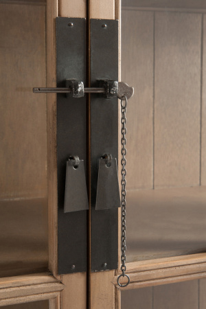 Шкаф-витрина с 3 полками и 3 выдвижными ящиками 