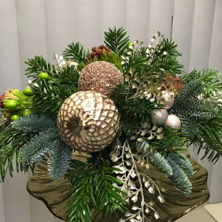 Новогодняя композиция из живой хвои с декором