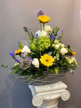 Композиция корзина с подсолнухами