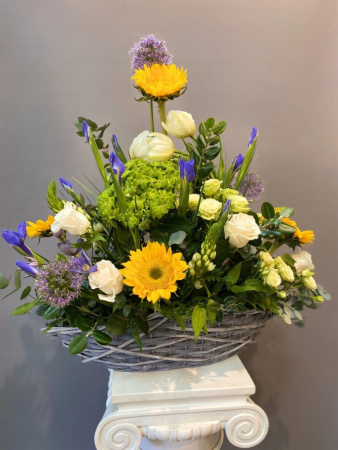 Композиция корзина с подсолнухами