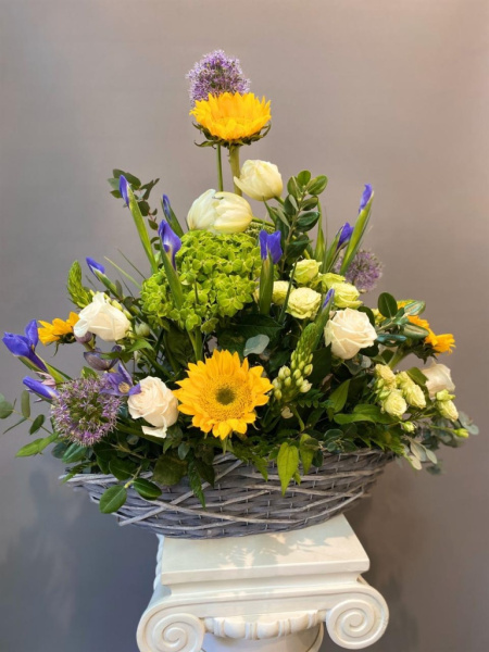 Композиция корзина с подсолнухами