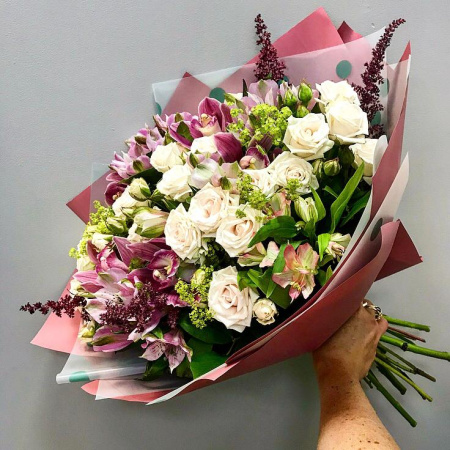 Букет с орхидеями и альстромерией