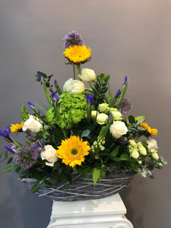 Композиция корзина с подсолнухами