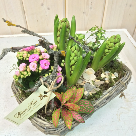 Композиция цветы в корзинке