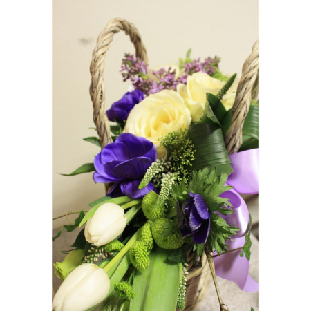 Композиция в корзине с розой